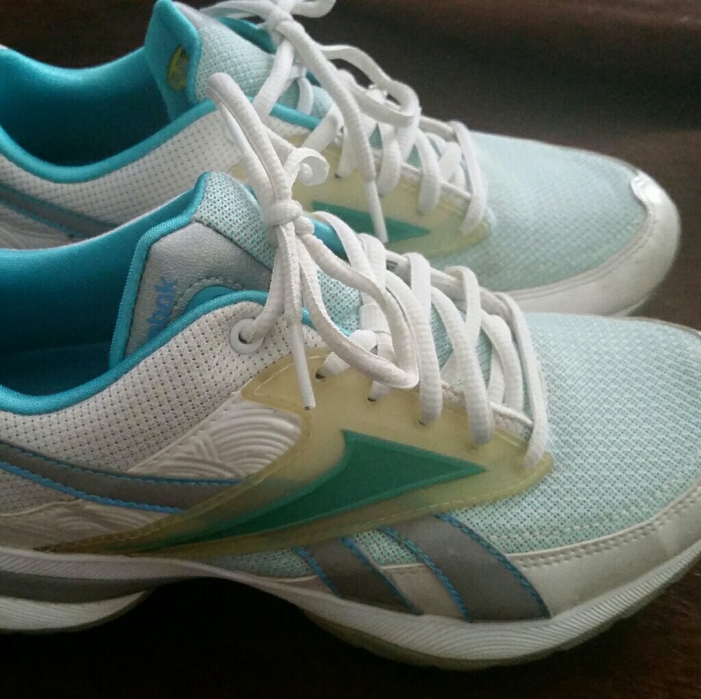 Tennis shoes